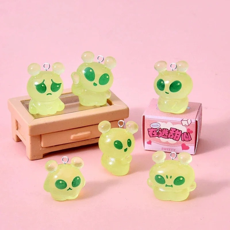 Resin Art Essentials - 10Pcs Luminous Mini Green Alien Resin